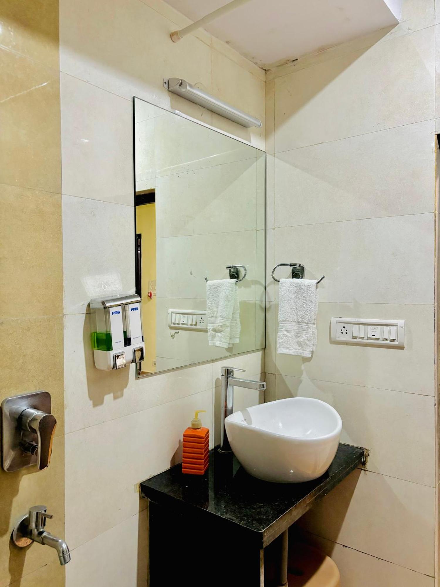 Royal Palms Luxury Service Apartment Нагпур Стая снимка